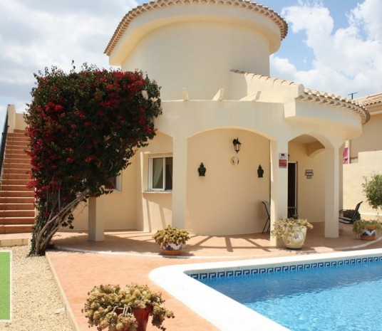zonnige villa met 3 slaapkamers en privézwembad  op een hoekperceel (456m2), 15 min van Mojacar